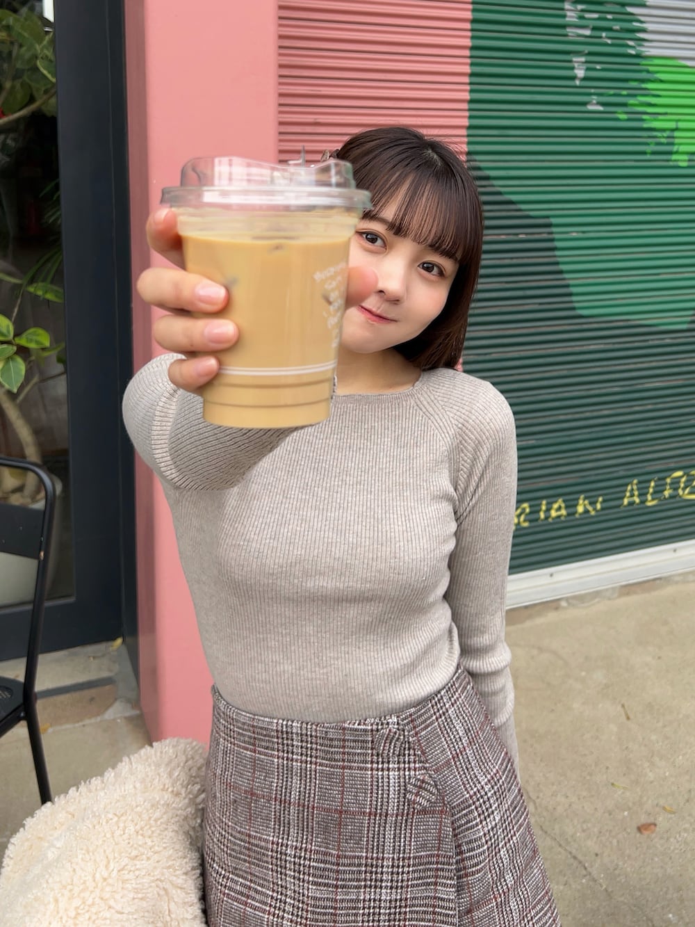 ブラウン系のニット/セーター、ブラウン系のその他パンツ、レッド系のボストンバッグを着用したレディースの冬コーディネートの4枚目の写真