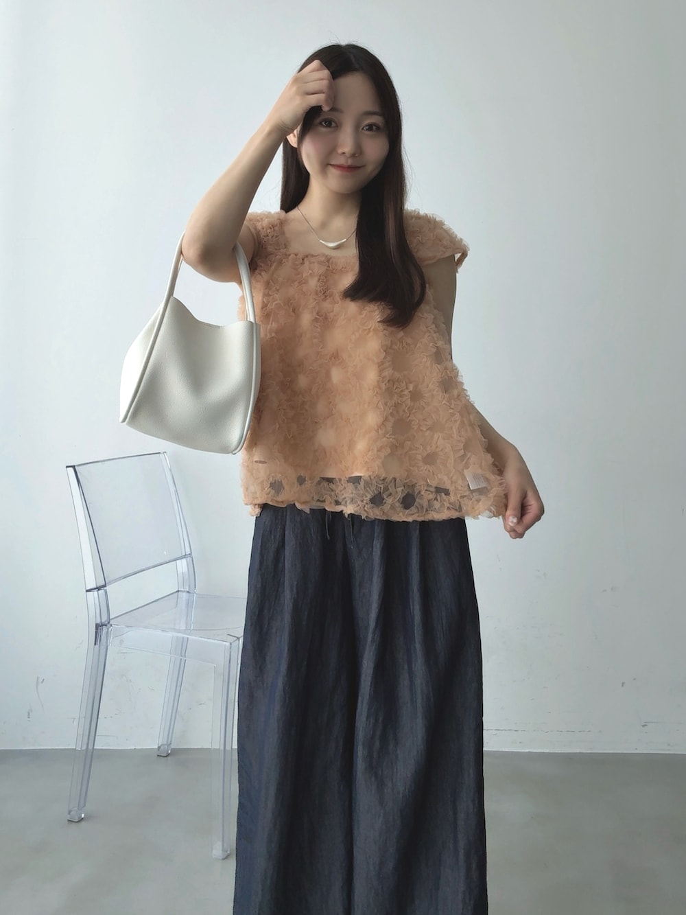 ホワイト系のサンダル、ピンク系のシャツ/ブラウス、ブルー系のその他パンツを着用したレディースの夏コーディネートの4枚目の写真