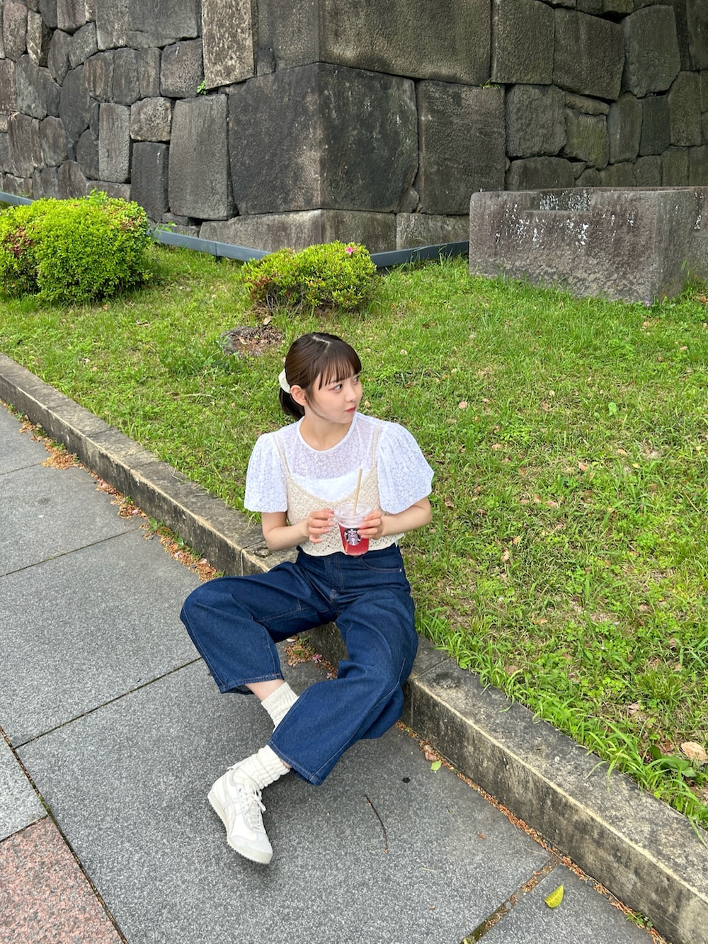 ホワイト系のシャツ/ブラウス、ベージュ系のベスト、ブルー系のデニムパンツを着用したレディースの夏コーディネートの5枚目の写真