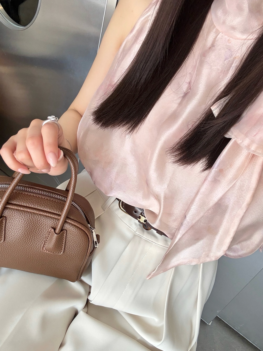 ホワイト系のサンダル、ピンク系のシャツ/ブラウス、ホワイト系のスラックスを着用したレディースの夏コーディネートの4枚目の写真