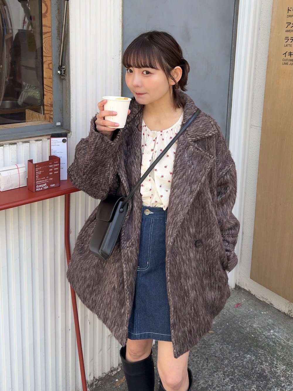 「ミニスカート、ブラウス、花柄、ロングブーツ、デニム、デニムスカート、デートコーデ、休日スタイル、お出かけコーデ、きれいめカジュアル、シンプル、カジュアル、プチプラ、春コーデ、韓国ファッション」｜「Cham.の細見え膝丈デニムスカート（デニムスカート、ブルー系）」を使った、みさねさん（骨格ストレート・レディース・158cm）の冬コーディネートの4枚目の写真