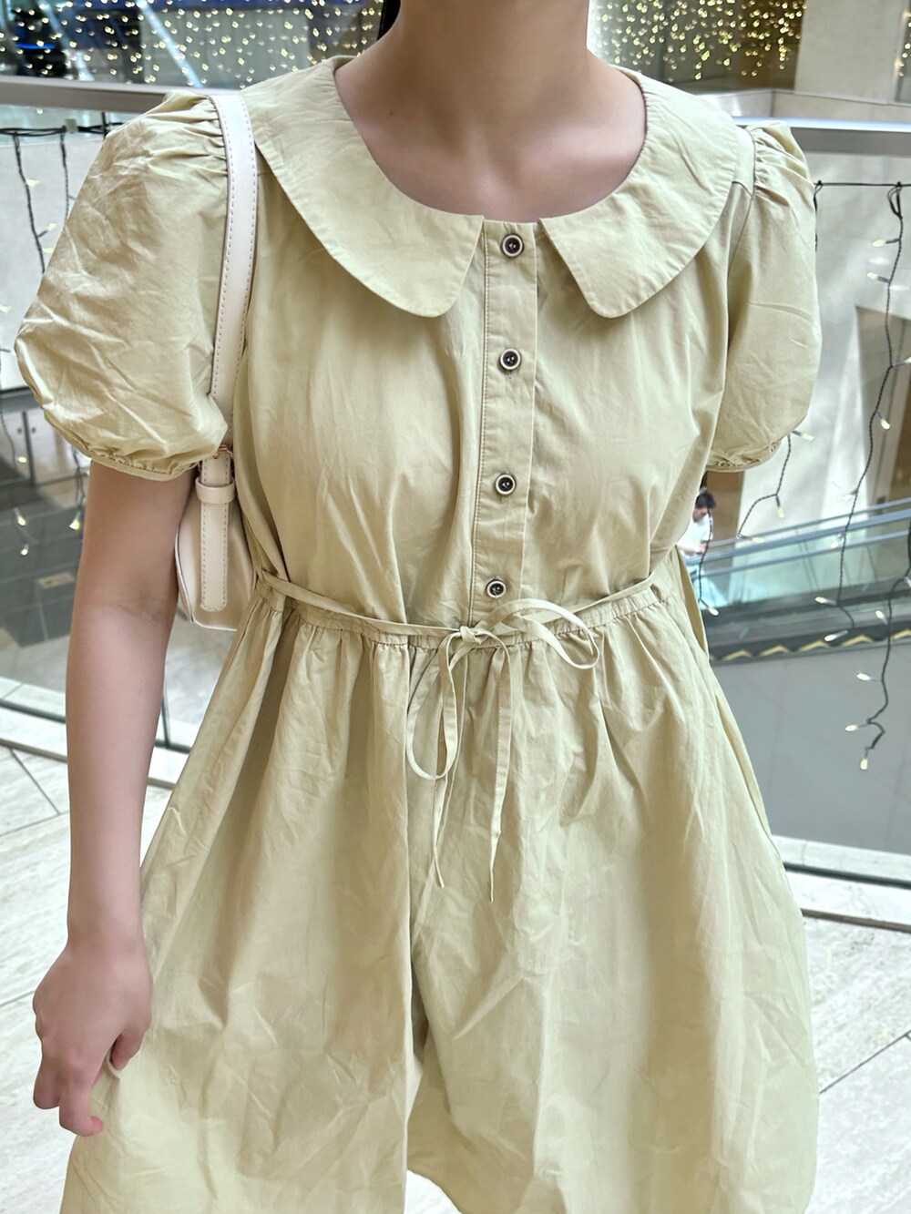 グリーン系のワンピース、ホワイト系のスニーカー、ホワイト系のソックス/靴下を着用したレディースの夏コーディネートの5枚目の写真