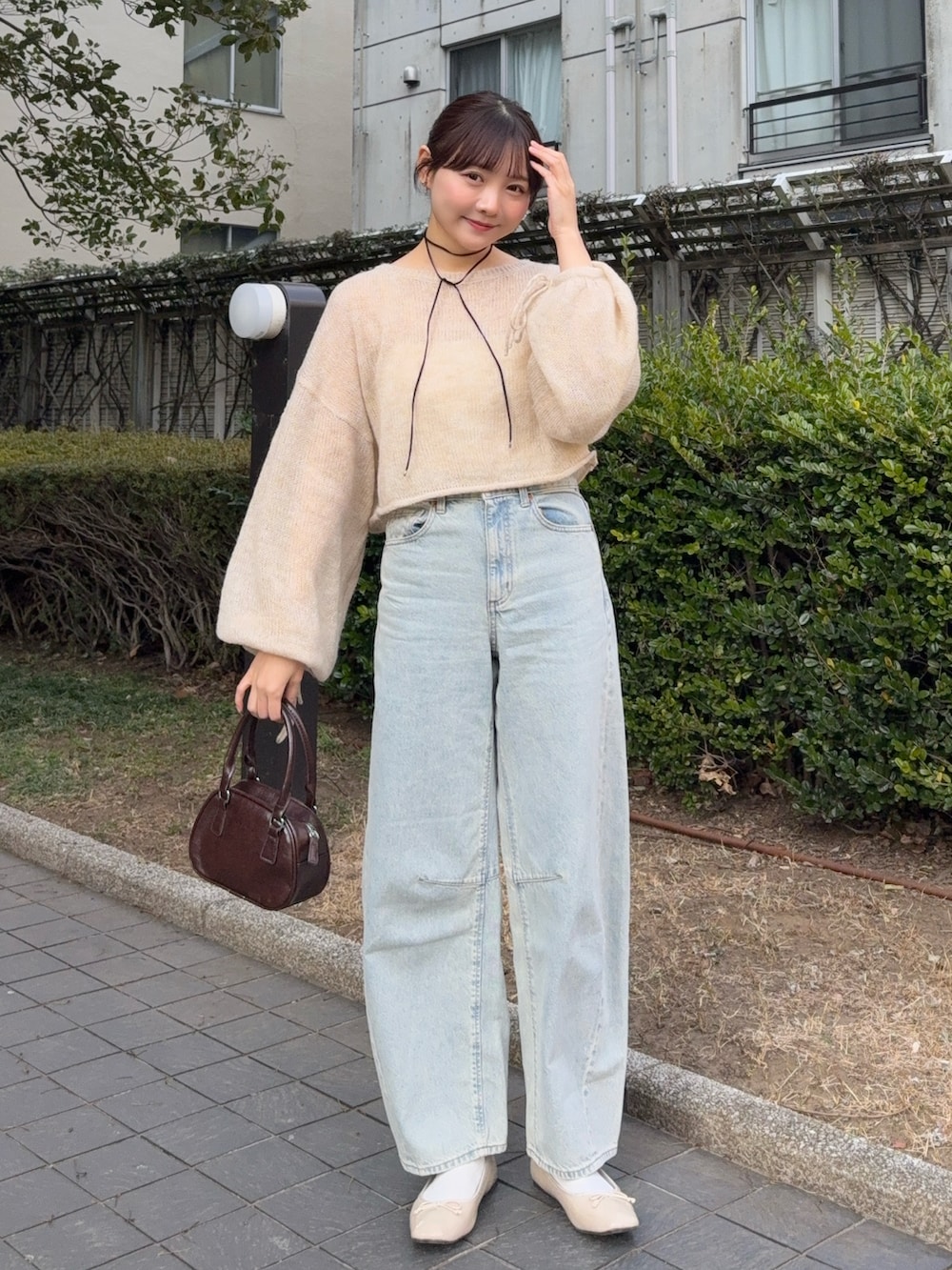 「ニット、デニム、きれいめカジュアル、デートコーデ、GU、プチプラ、古着MIX、カジュアル、大人カジュアル、シンプルコーデ、淡色コーデ、チョーカー、パステルカラー、春色、休日スタイル」｜「clearのレザーボウリングバッグ [収納力◎ コンパクト]≪2024AW新作≫（ハンドバッグ、ブラウン系）」を使った、みさねさん（骨格ストレート・レディース・158cm）の春コーディネートの3枚目の写真