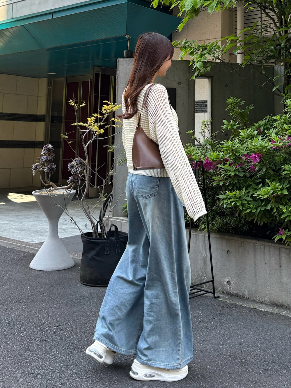 「最近のいい感じコーデ、レイヤードスタイル、韓国ファッション、ワイドパンツ、サンダル、厚底シューズ、デニム、シンプルコーデ、きれいめカジュアル、カジュアル、春夏コーデ、休日スタイル、お出かけコーデ、デートコーデ、ゆるコーデ」｜「Shoes in Closetの厚底 クッション ボリュームソール クロスベルト スポーツサンダル 2471（サンダル、ホワイト系）」を使った、みさねさん（骨格ストレート・レディース・158cm）の春コーディネートの3枚目の写真