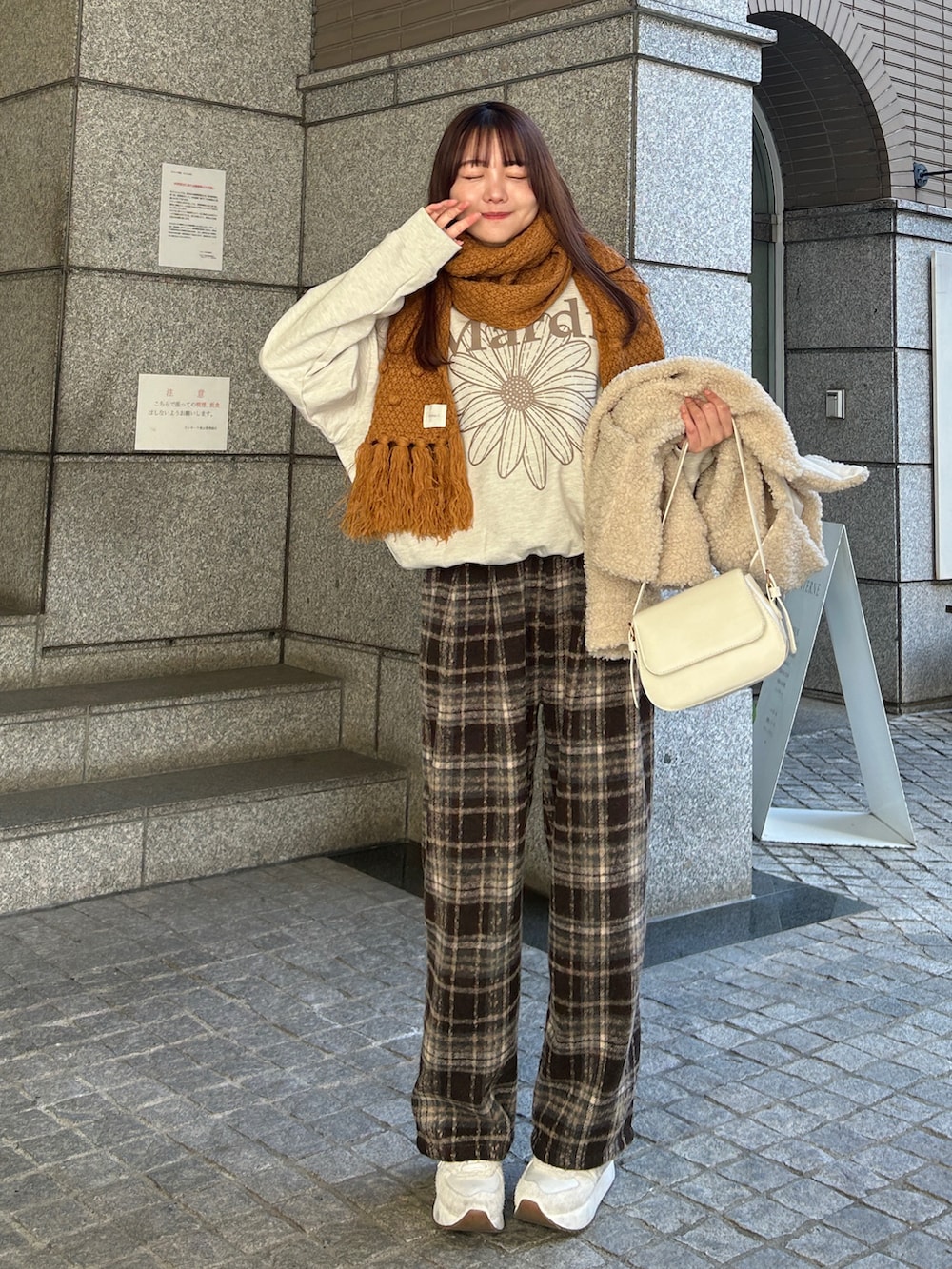 ホワイト系のハンドバッグ、ブラウン系のその他パンツ、ホワイト系のブルゾンを着用したレディースの冬コーディネートの5枚目の写真