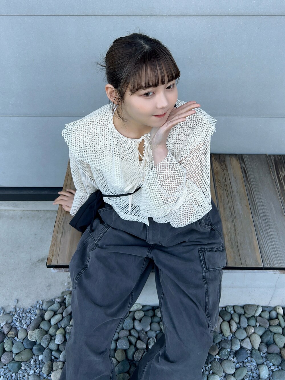 「モノトーン、春服、スニーカーコーデ、春ファッション、着回しコーデ、カーディガン、春色、デニム、スニーカー、ストリート、カジュアル、韓国ファッション、スポーツミックス、ブラウス、シンプルコーデ」｜「RETRO GIRLのフリルメッシュリボンカーデ（Tシャツ/カットソー、ベージュ系）」を使った、みさねさん（骨格ストレート・レディース・158cm）の春コーディネートの4枚目の写真