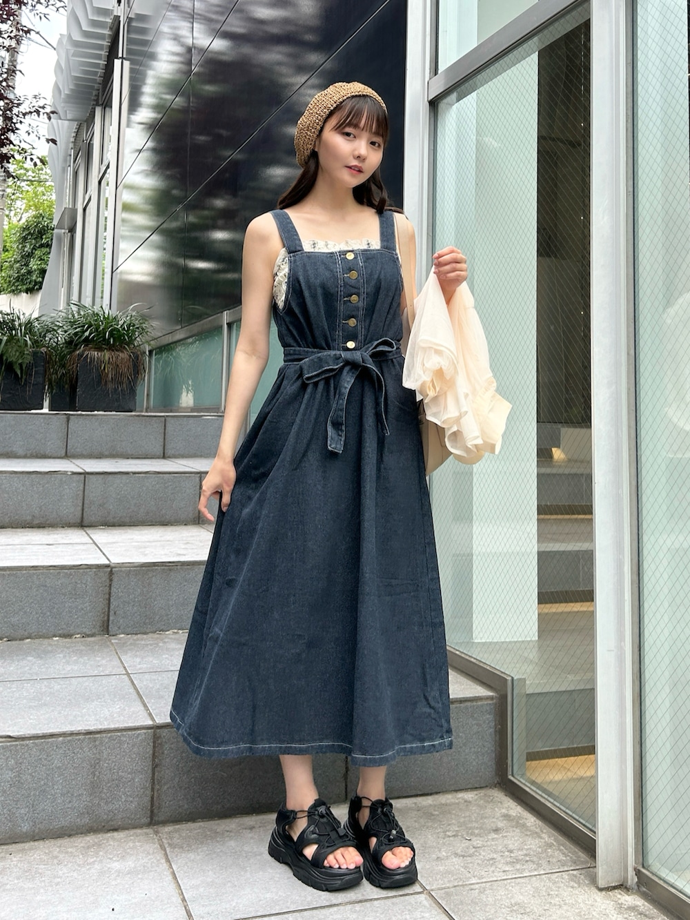 「シアートップス、休日スタイル、きれいめカジュアル、韓国ファッション、デートコーデ、ワンピース、サロペット、デニム、厚底シューズ、サンダル、ベレー帽、カジュアル、シンプル、プチプラ、お出かけコーデ」｜「lawgyのflap gather shoulder bag / フラップギャザーショルダーバッグ（ショルダーバッグ、ベージュ系）」を使った、みさねさん（骨格ストレート・レディース・158cm）の夏コーディネートの4枚目の写真