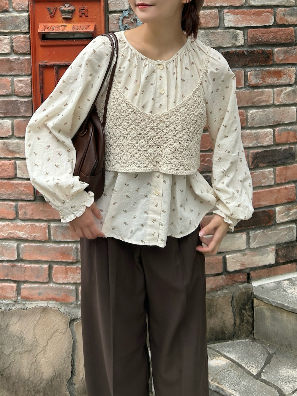 ベージュ系のベスト、ブラウン系のシャツ/ブラウス、ブラウン系のパンツを着用したレディースの秋コーディネートの4枚目の写真