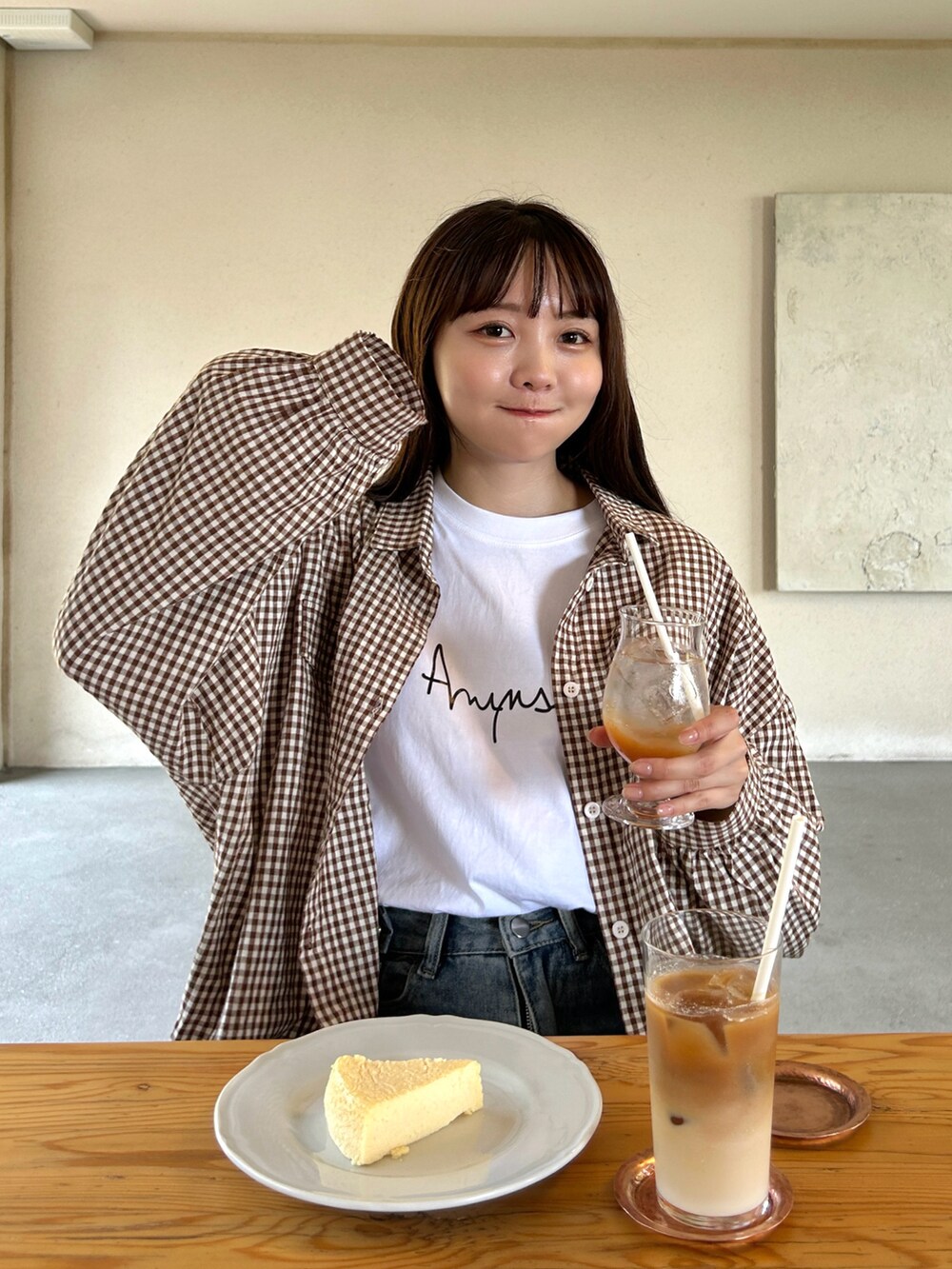 ホワイト系のTシャツ/カットソー、ブルー系のデニムパンツ、ホワイト系のスニーカーを着用したレディースの秋コーディネートの3枚目の写真