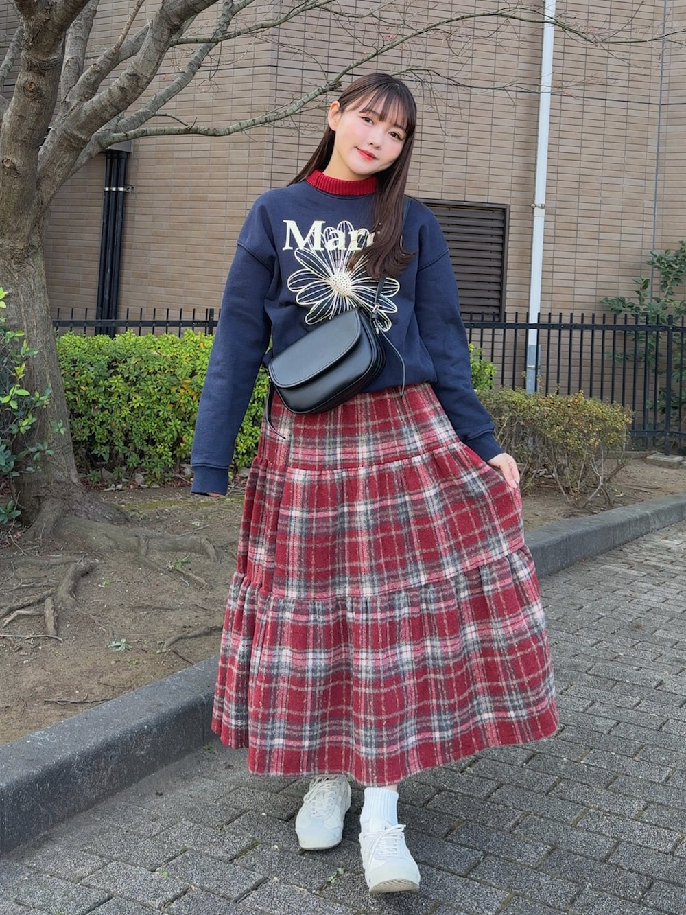 ブラック系のノーカラーコート、ブルー系のスウェット、レッド系のニット/セーターを着用したレディースの冬コーディネートの4枚目の写真