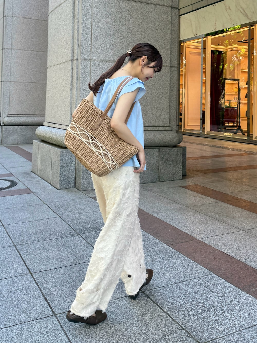 「ワイドパンツ、サンダル、韓国ファッション、ブルー、きれいめカジュアル、プチプラ、ブラウス、夏コーデ、シンプルコーデ、お出かけコーデ、オトナカジュアル、大人かわいい、デートコーデ、かごバッグ、休日スタイル」｜「YOURMLEのアイテム（パンツ、ホワイト系）」を使った、みさねさん（骨格ストレート・レディース・158cm）の春コーディネートの2枚目の写真