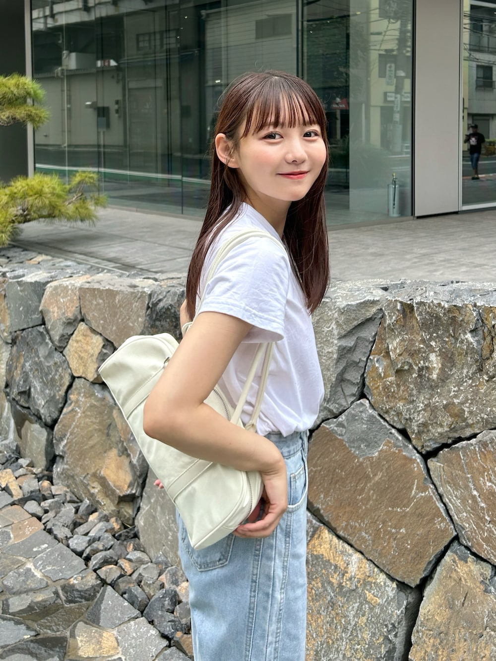 「アウトドアスタイル、淡色コーデ、Tシャツ、デニム、スニーカー、ショルダーバッグ、シンプル、カジュアル、ストリート、きれいめカジュアル、韓国ファッション、プチプラ、楽ちんコーデ、パンツスタイル、秋先取りコーデ」｜「Riberryのハートロゴラメ刺繍コンパクトTシャツ（Tシャツ/カットソー、ホワイト系）」を使った、みさねさん（骨格ストレート・レディース・158cm）の秋コーディネートの3枚目の写真