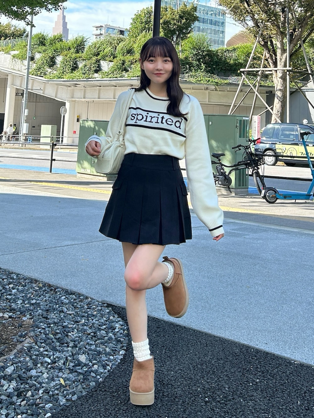 「レザー、テーマパークコーデ、韓国ファッション、ストリート、モノトーン、シンプル、カジュアル、ブーツ、スカート、ニット、お出かけコーデ、プチプラ、デートコーデ、ゆるコーデ、きれいめカジュアル」｜「Mi-jeのアイテム（ニット/セーター、ベージュ系）」を使った、みさねさん（骨格ストレート・レディース・158cm）の秋コーディネートの5枚目の写真