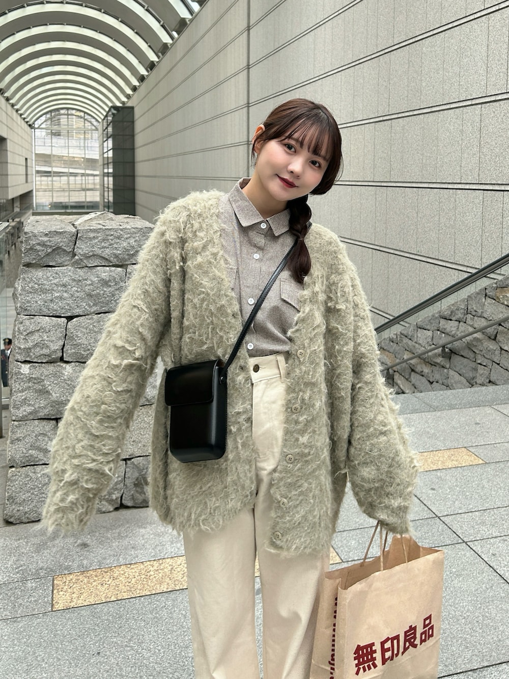 ブラウン系のシャツ/ブラウス、ブラック系のショルダーバッグ、グリーン系のカーディガン/ボレロを着用したレディースの冬コーディネートの5枚目の写真