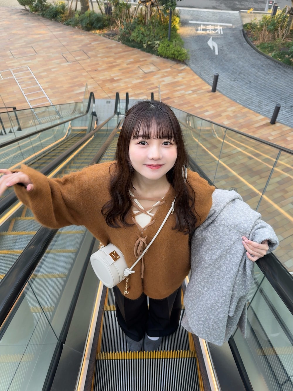 「真冬のあったかスタイル、きれいめカジュアル、キレイめ、パンツスタイル、GU、プチプラ、ニット、カーディガン、レイヤードスタイル、シンプル、カジュアル、冬コーデ、冬アウター、お出かけコーデ、休日スタイル」｜「RiberryのノーカラーAラインミドルコート（ノーカラーコート、グレー系）」を使った、みさねさん（骨格ストレート・レディース・158cm）の冬コーディネートの4枚目の写真