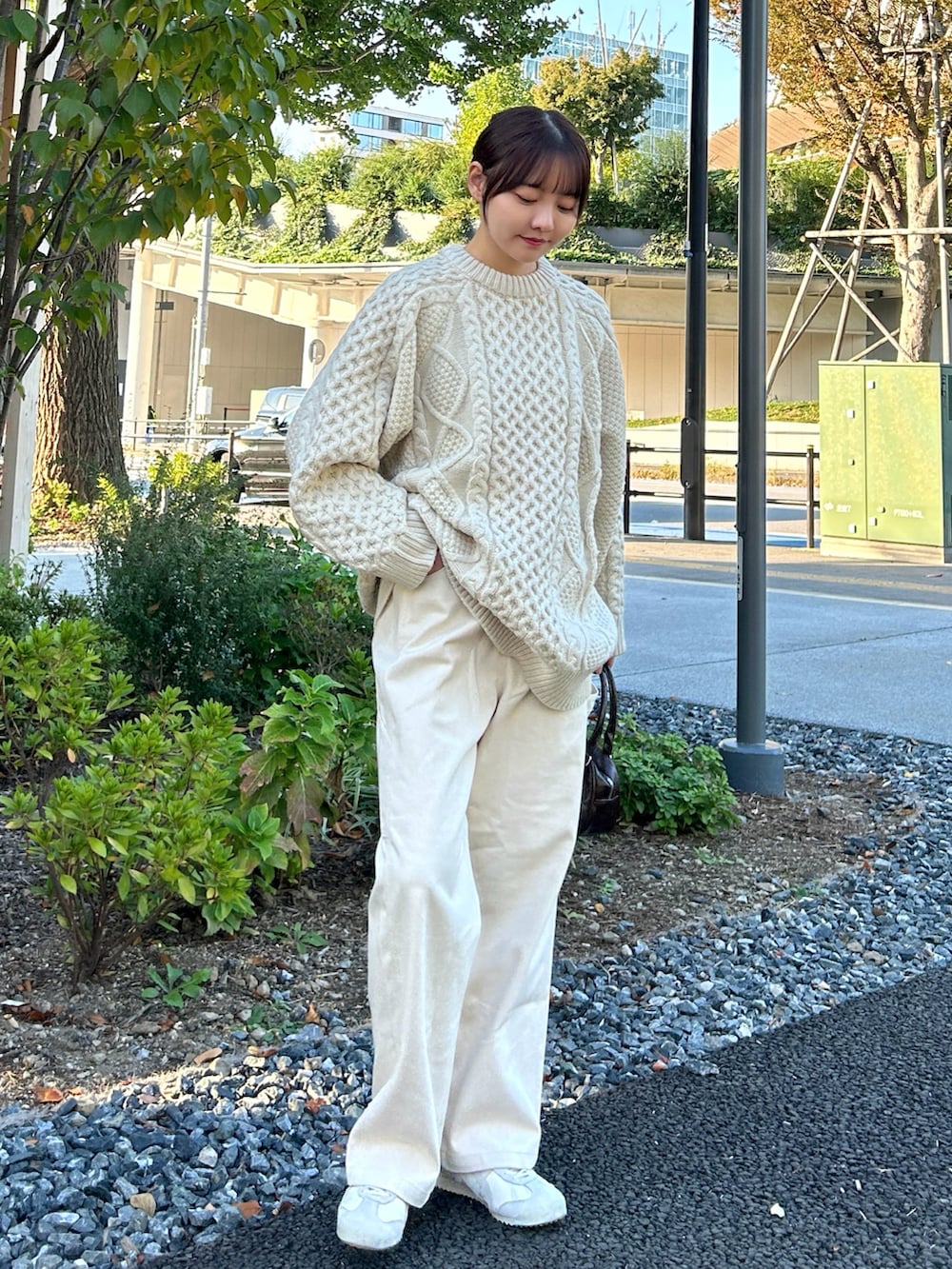 「ホワイトコーデ、クリスマスに着たい服、ニット、パンツスタイル、シンプルコーデ、カジュアル、淡色コーデ、ゆるコーデ、お出かけコーデ、秋冬コーデ、休日スタイル、韓国ファッション、プチプラ、ストリート、ワントーンコーデ」｜「select MOCA by sonの【サイズ展開あり】ヴィンテージライクケーブルニット（ニット/セーター、ホワイト系）」を使った、みさねさん（骨格ストレート・レディース・158cm）の冬コーディネートの4枚目の写真