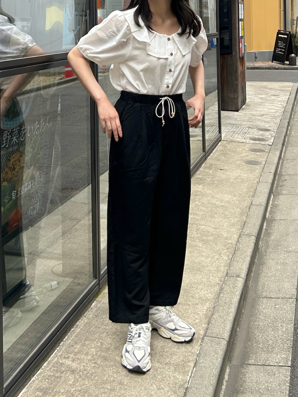 「夏コーデ、モノトーン、シンプルコーデ、パンツコーデ、韓国ファッション、お出かけコーデ、厚底シューズ、シャツ好き集まれ、ブラウス、楽チンコーデ、カジュアル、スニーカー、きれいめカジュアル、ブラック、リラックススタイル」｜「Cham.のフリルカラーブラウス（シャツ/ブラウス、ホワイト系）」を使った、みさねさん（骨格ストレート・レディース・158cm）の夏コーディネートの3枚目の写真