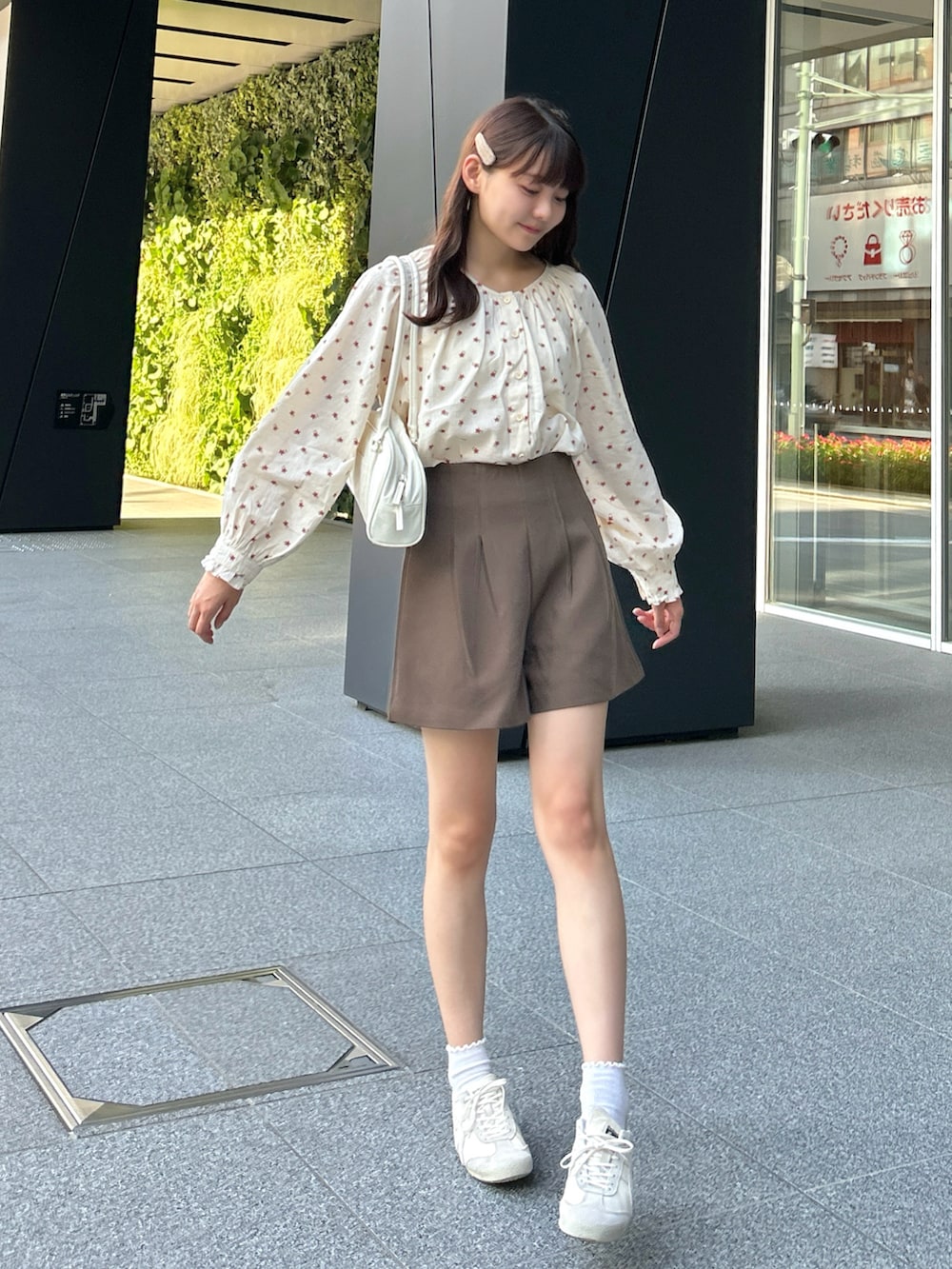 レッド系のシャツ/ブラウス、ブラウン系のその他パンツ、ベージュ系のスニーカーを着用したレディースの秋コーディネートの2枚目の写真