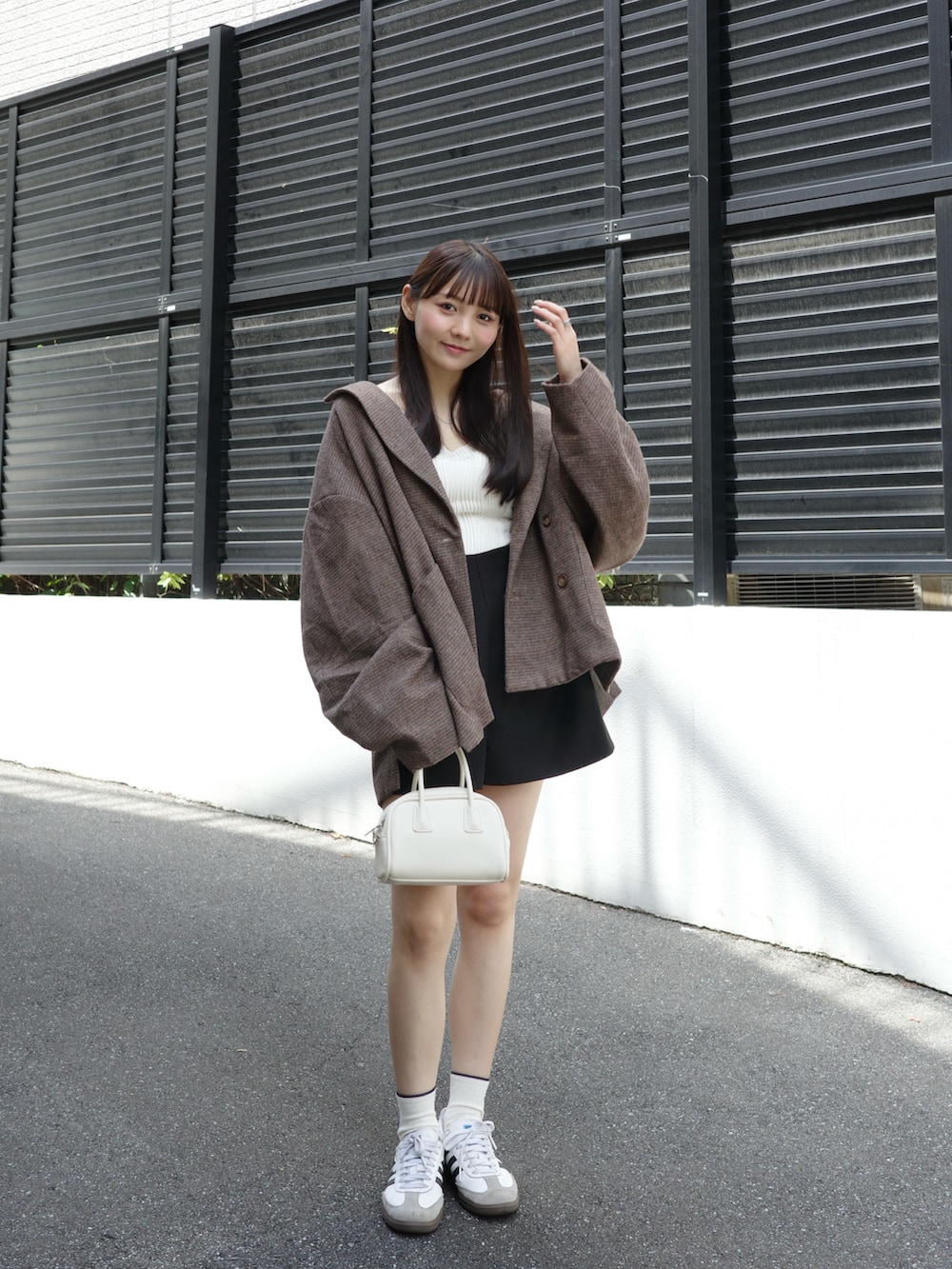 ホワイト系のキャミソール、ブラック系のその他パンツ、ホワイト系のショルダーバッグを着用したレディースの夏コーディネートの2枚目の写真
