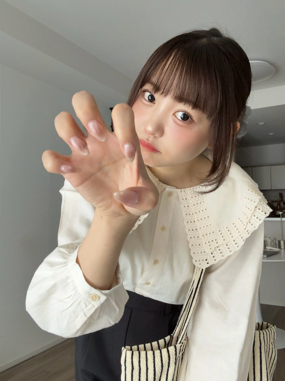 ベージュ系のシャツ/ブラウス、ブラック系のその他パンツ、ホワイト系のトートバッグを着用したレディースの秋コーディネートの5枚目の写真