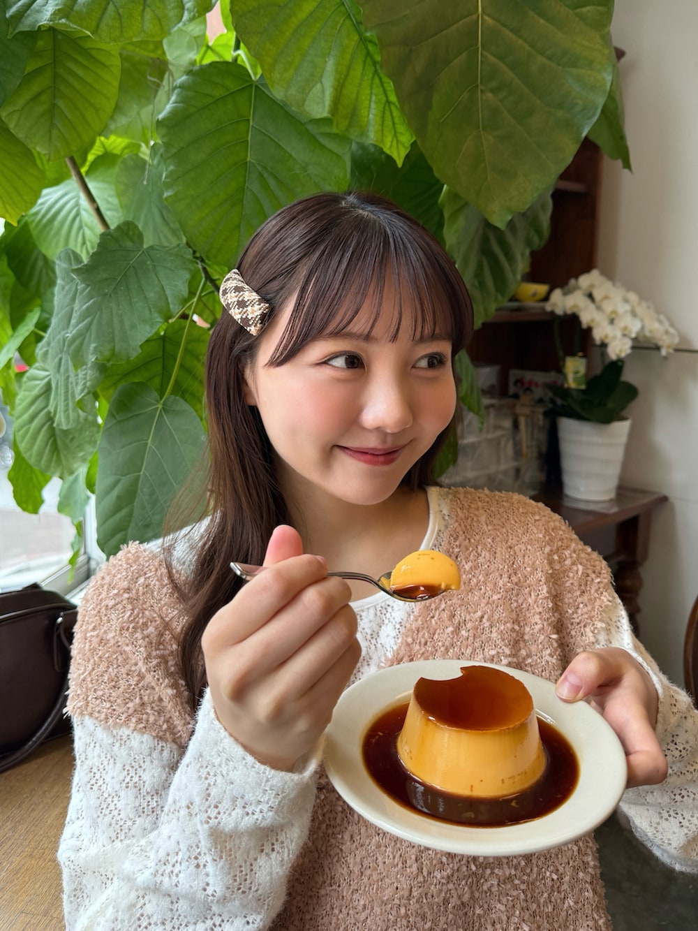 ピンク系のベスト、ホワイト系のTシャツ/カットソー、ブラウン系のハンドバッグを着用したレディースの春コーディネートの4枚目の写真