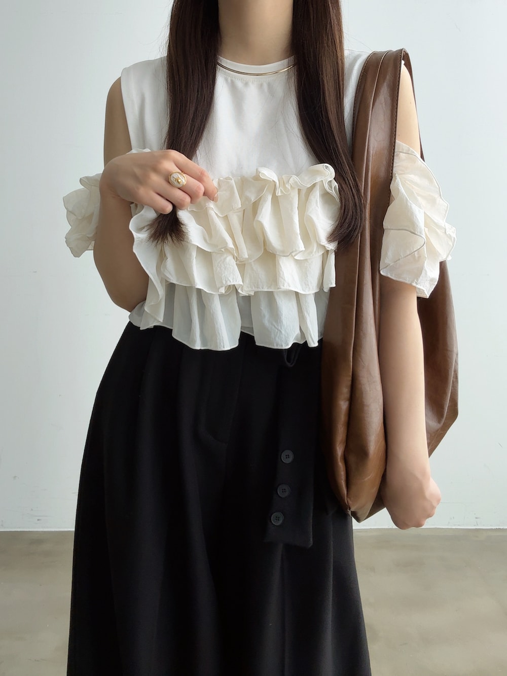 ホワイト系のTシャツ/カットソー、ブラック系のその他パンツ、イエロー系のトートバッグを着用したレディースの秋コーディネートの3枚目の写真