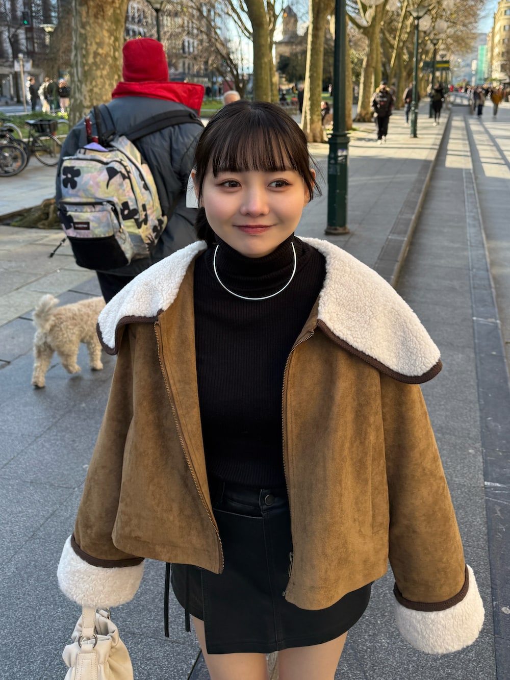 ブラック系のその他パンツ、イエロー系のブルゾン、ホワイト系のハンドバッグを着用したレディースの冬コーディネートの4枚目の写真