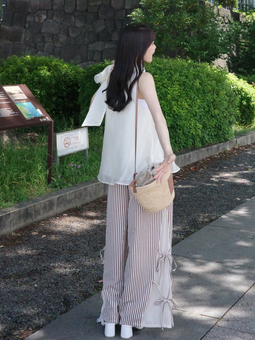 ホワイト系のその他パンツ、ホワイト系のサンダル、ホワイト系のシャツ/ブラウスを着用したレディースの夏コーディネートの3枚目の写真