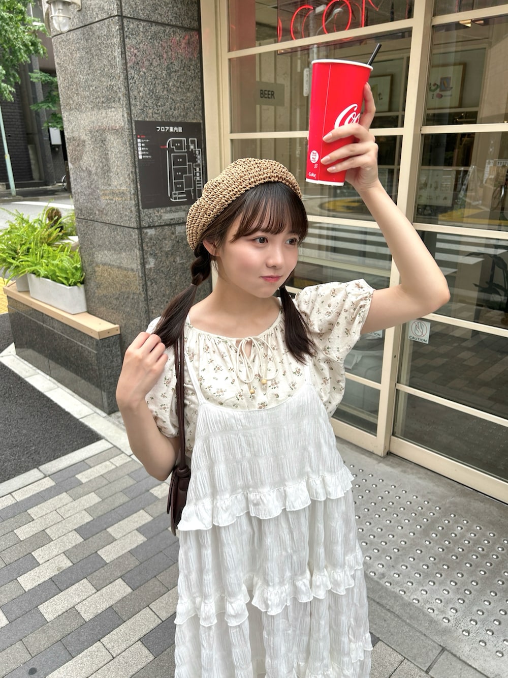 ブラウン系のハンドバッグ、ホワイト系のワンピース、ベージュ系のシャツ/ブラウスを着用したレディースの夏コーディネートの4枚目の写真