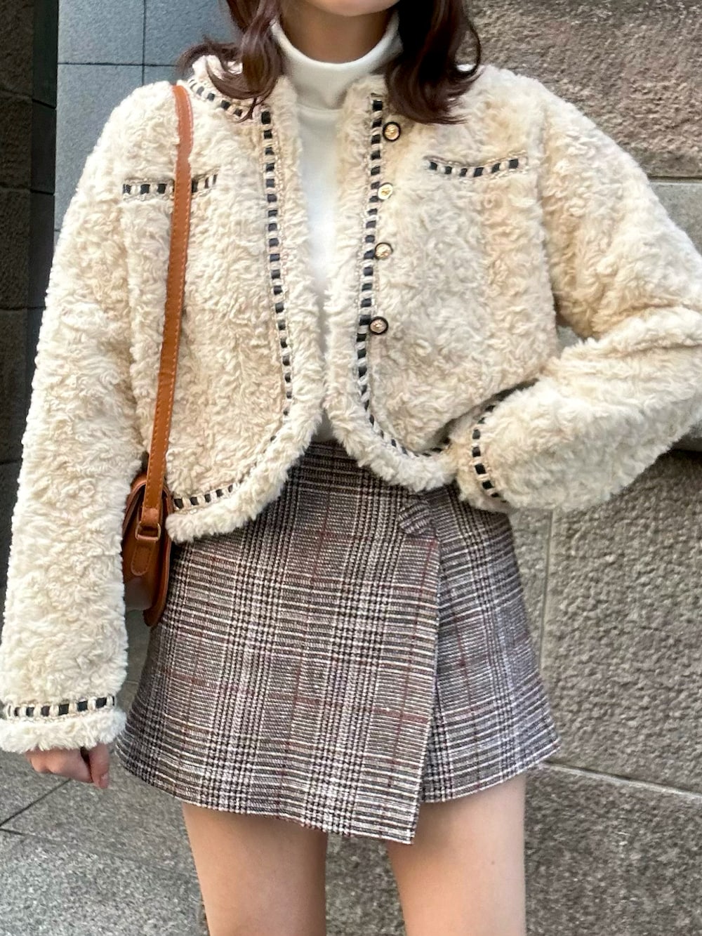 ブラウン系のその他パンツ、ベージュ系のジャケット/アウター、ブラウン系のショルダーバッグを着用したレディースの冬コーディネートの3枚目の写真