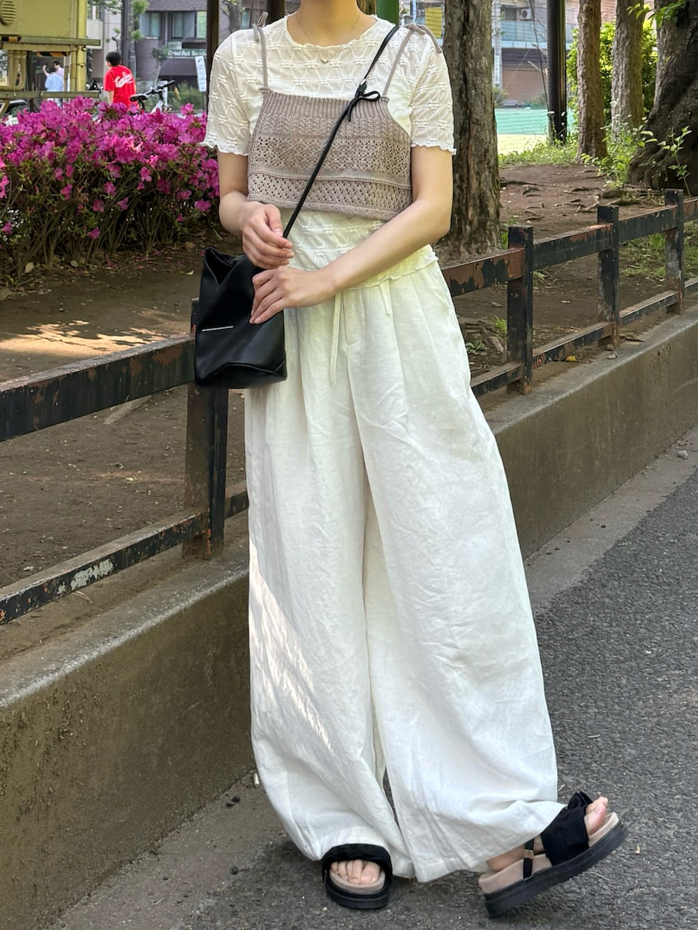 「ショルダーバッグ、ワイドパンツ、サンダル、白Tシャツ、大人女子、お出かけコーデ、きれいめカジュアル、オトナカジュアル、韓国ファッション、レイヤードスタイル、休日スタイル、大人かわいい、ゆるコーデ、夏コーデ、パンツスタイル」｜「MM6 Maison MargielaのJapanese Crossbody Bag（ショルダーバッグ、ブラック系）」を使った、みさねさん（骨格ストレート・レディース・158cm）の春コーディネートの4枚目の写真