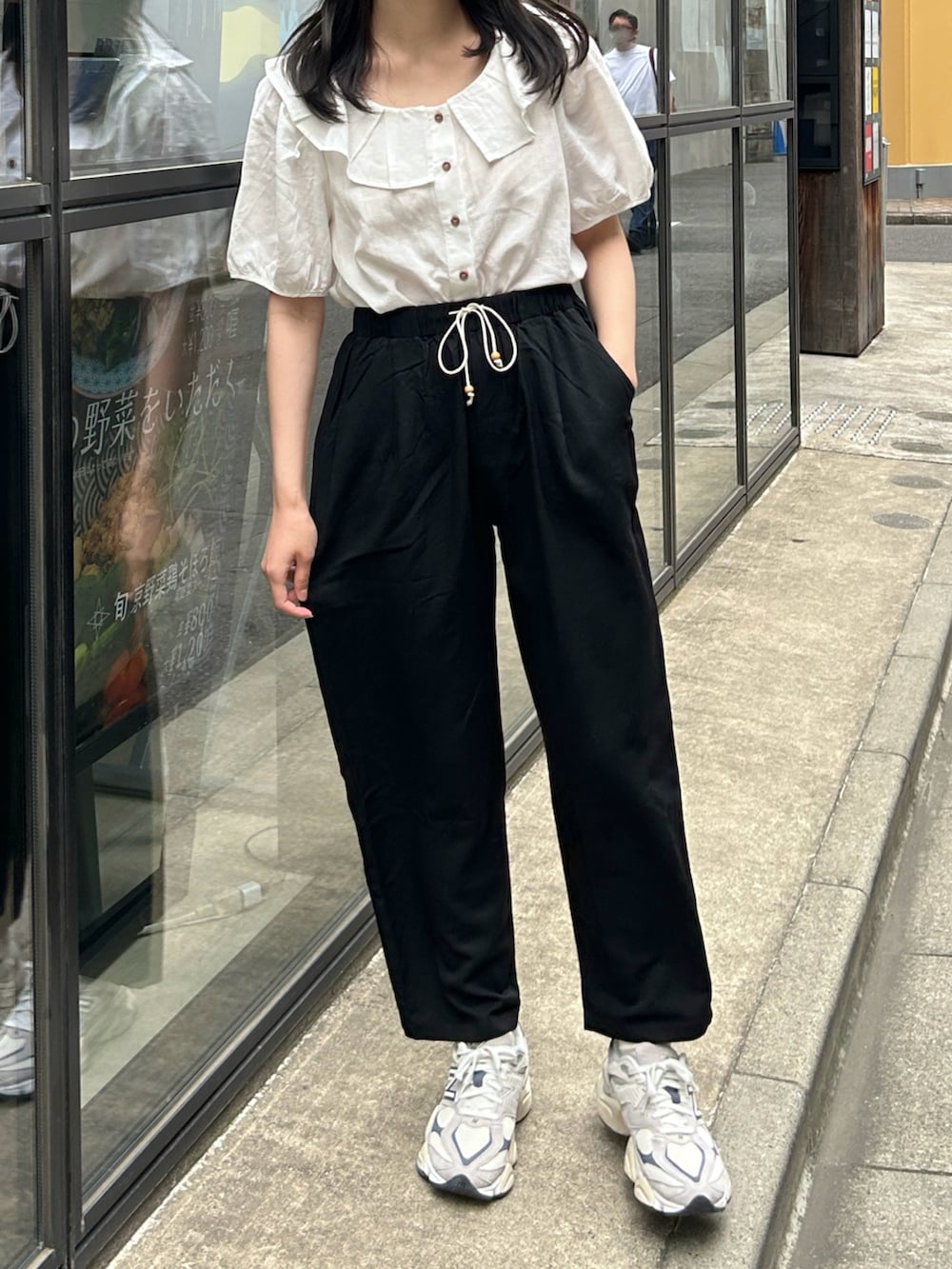 「夏コーデ、モノトーン、シンプルコーデ、パンツコーデ、韓国ファッション、お出かけコーデ、厚底シューズ、シャツ好き集まれ、ブラウス、楽チンコーデ、カジュアル、スニーカー、きれいめカジュアル、ブラック、リラックススタイル」｜「Cham.のフリルカラーブラウス（シャツ/ブラウス、ホワイト系）」を使った、みさねさん（骨格ストレート・レディース・158cm）の夏コーディネートの4枚目の写真