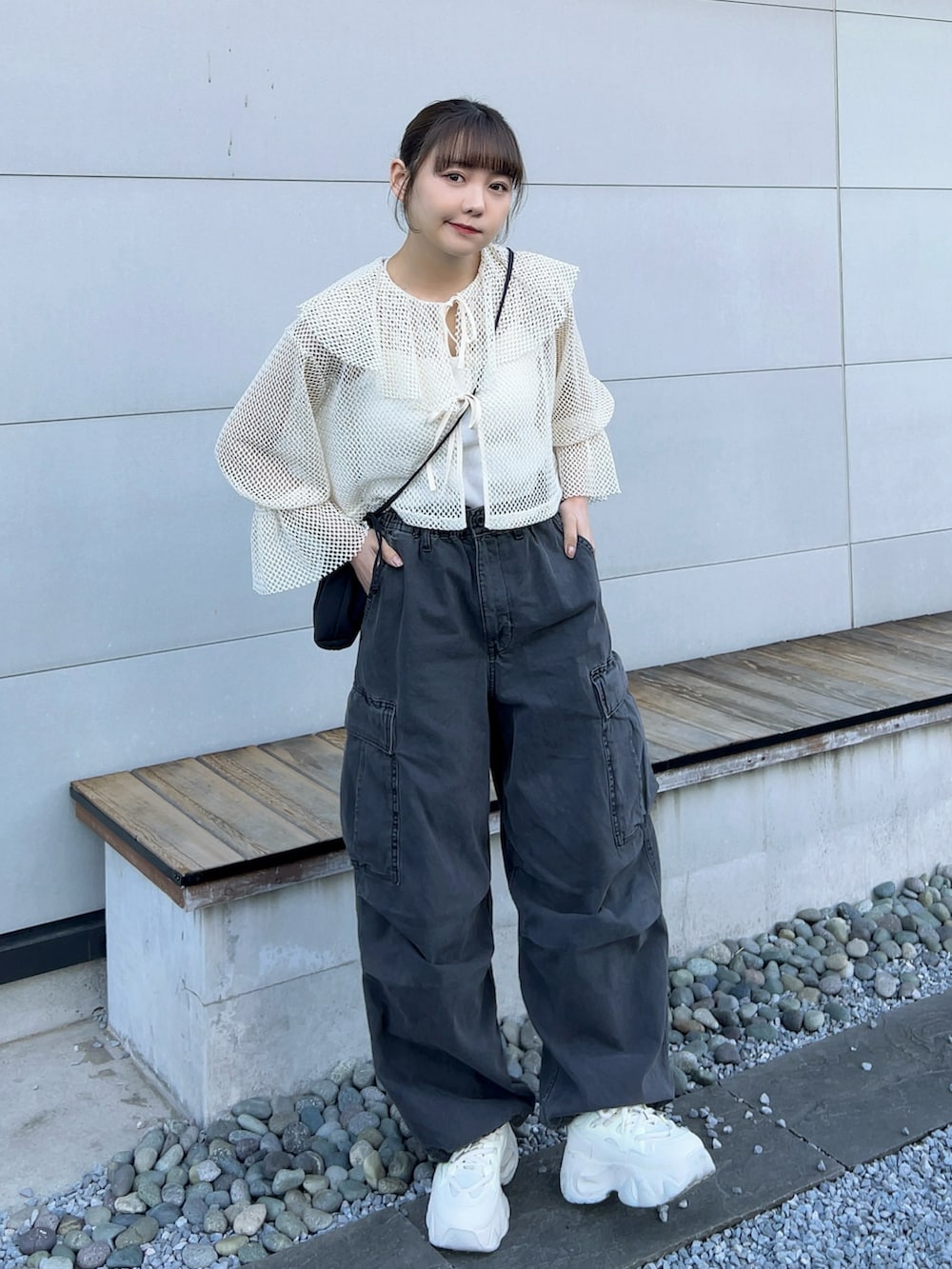 「モノトーン、春服、スニーカーコーデ、春ファッション、着回しコーデ、カーディガン、春色、デニム、スニーカー、ストリート、カジュアル、韓国ファッション、スポーツミックス、ブラウス、シンプルコーデ」｜「RETRO GIRLのフリルメッシュリボンカーデ（Tシャツ/カットソー、ベージュ系）」を使った、みさねさん（骨格ストレート・レディース・158cm）の春コーディネートの2枚目の写真