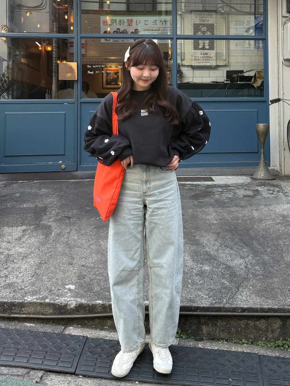 「今日のコーデ、春コーデ、春色、プチプラ、デニム、トートバッグ、オレンジ、スニーカー、お出かけコーデ、休日スタイル、きれいめカジュアル、大人カジュアル、ストリート、韓国ファッション、ゆるコーデ」｜「PUBLUXのMARY QUANT × PUBLUX/マリークワント 袖刺繍 オーガンジー スウェット　限定展開（スウェット、ブラック系）」を使った、みさねさん（骨格ストレート・レディース・158cm）の春コーディネートの3枚目の写真