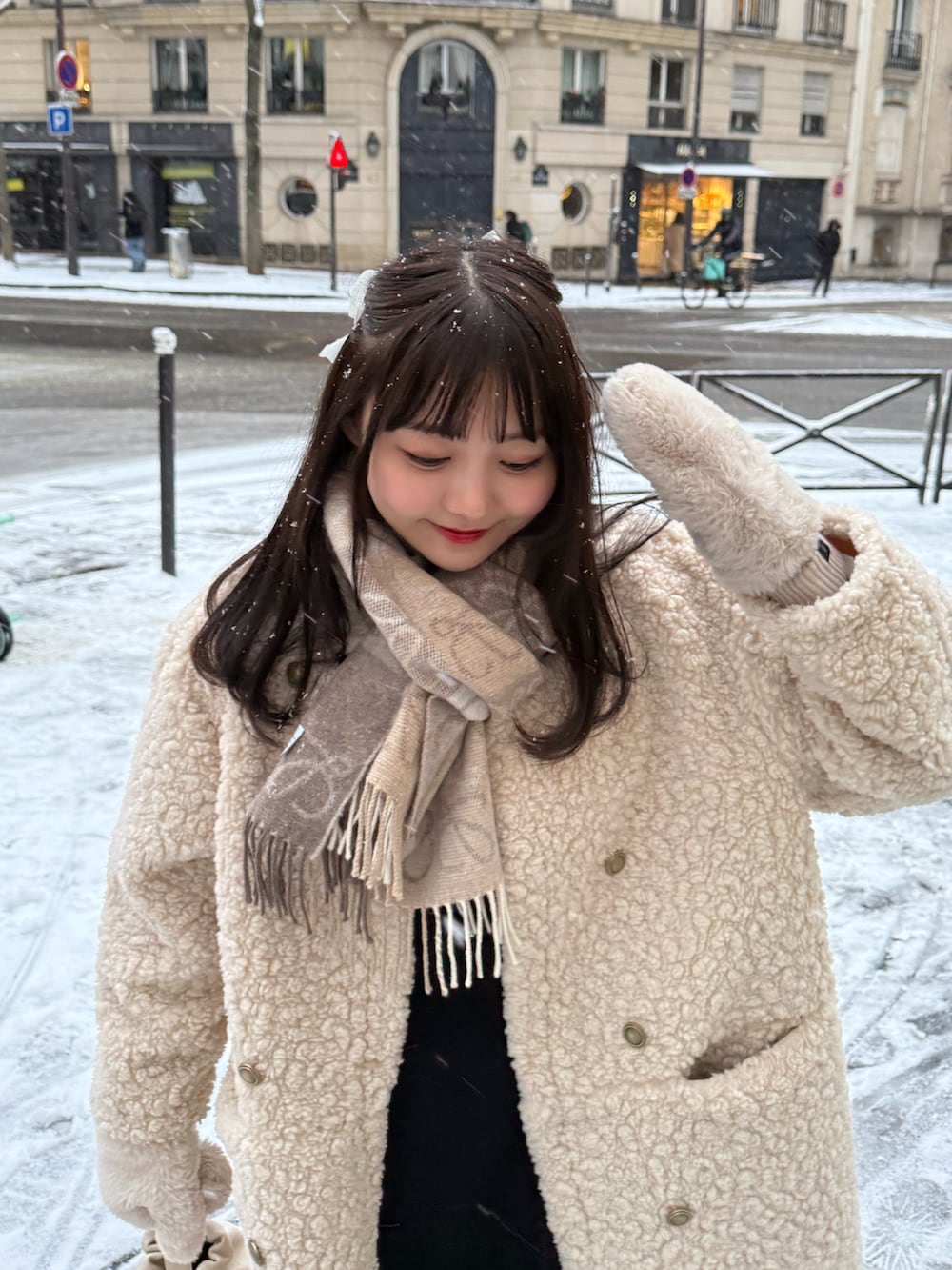 ベージュ系のその他アウター、ブラック系のワンピース、ホワイト系のパンプスを着用したレディースの冬コーディネートの2枚目の写真