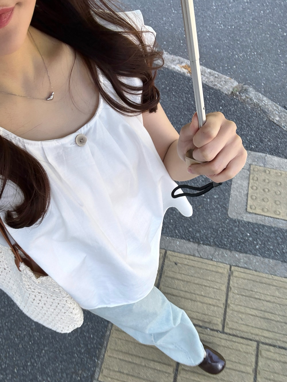 「最近のいい感じコーデ、古着MIX、韓国ファッション、デニム、ブラウス、夏コーデ、大人かわいい、きれいめカジュアル、プチプラ、GU、パンプス、パンツスタイル、シンプルコーデ、お出かけコーデ、休日スタイル」｜「GUのアイテム（デニムパンツ、ブルー系）」を使った、みさねさん（骨格ストレート・レディース・158cm）の春コーディネートの2枚目の写真