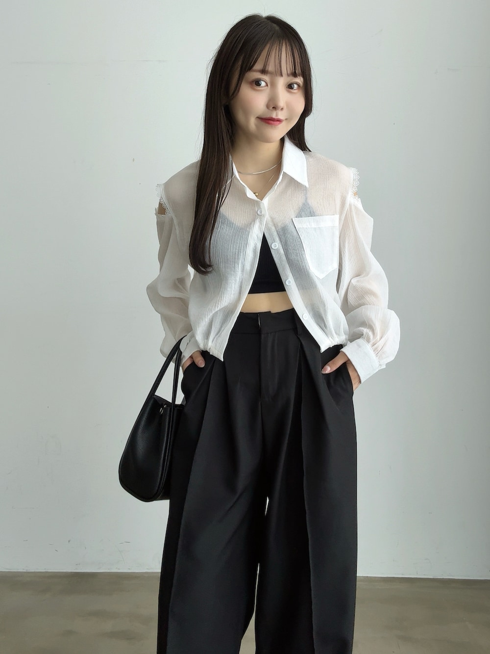 「秋服準備はじめました、シアーシャツ、シャツスタイル、レイヤードスタイル、大人カジュアル、きれいめカジュアル、モノトーン、お出かけコーデ、シンプルコーデ、デートコーデ、休日スタイル、プチプラ、ショルダーバッグ、パンツスタイル、スラックス」｜「Luneaのレースオープンショルダーシアーシャツ（シャツ/ブラウス、ホワイト系）」を使った、みさねさん（骨格ストレート・レディース・158cm）の秋コーディネートの3枚目の写真