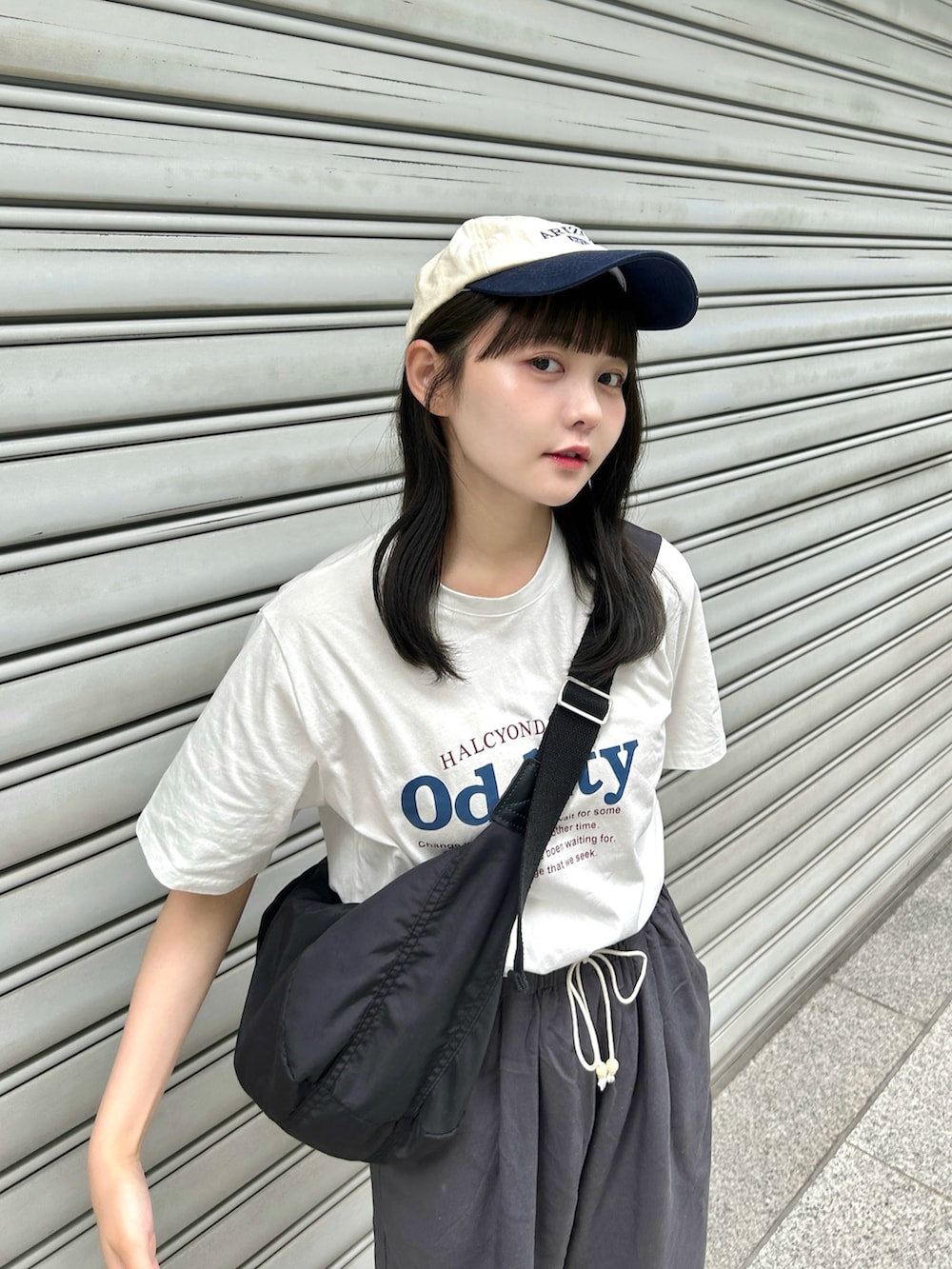 ブルー系のその他パンツ、ベージュ系のスニーカー、ホワイト系のTシャツ/カットソーを着用したレディースの夏コーディネートの4枚目の写真