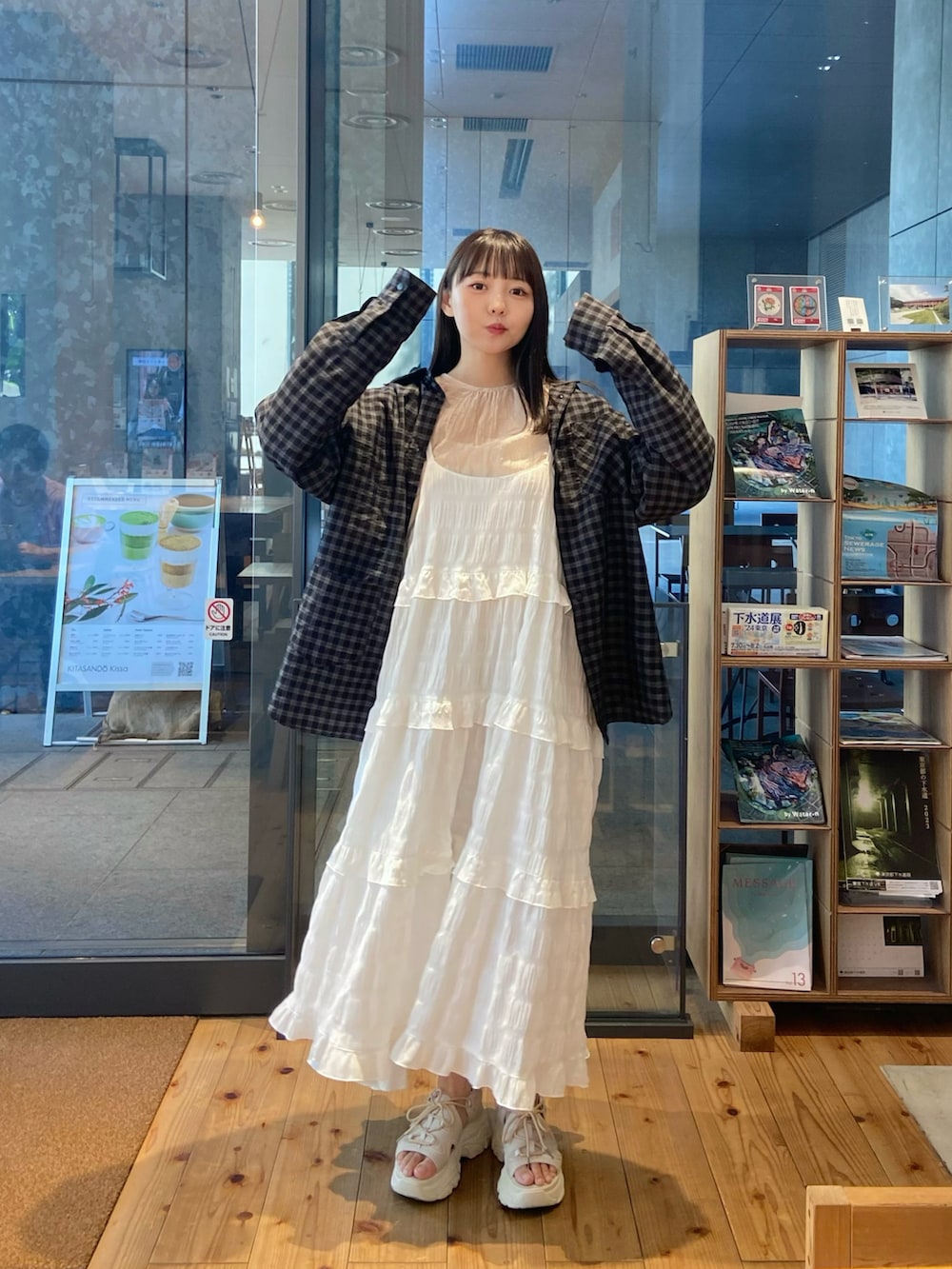 ホワイト系のワンピース、ベージュ系のカーディガン/ボレロ、ベージュ系のサンダルを着用したレディースの夏コーディネートの3枚目の写真