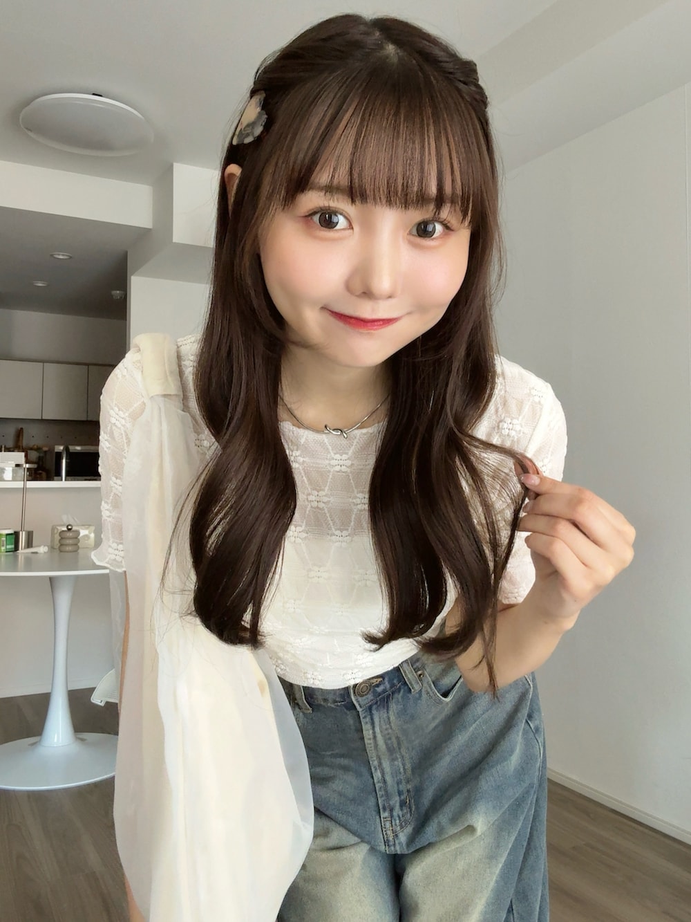 ホワイト系のTシャツ/カットソー、ホワイト系のキャミソール、ホワイト系のトートバッグを着用したレディースの秋コーディネートの4枚目の写真