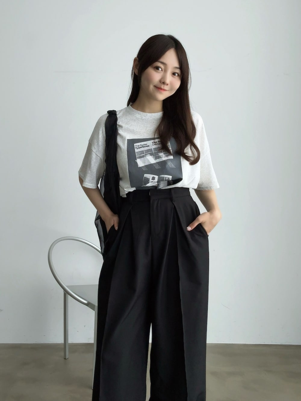 「夏ルックで気分アップ、ロゴT、厚底シューズ、サンダル、Tシャツ、きれいめカジュアル、大人カジュアル、スラックス、パンツスタイル、モノトーン、シンプルコーデ、お出かけコーデ、プチプラ、トートバッグ、モード」｜「NIKEのナイキ エア マックス アイラ ウィメンズサンダル / Nike Air Max Isla Women's Sandals FJ5929-100 Summit White（サンダル、ホワイト系）」を使った、みさねさん（骨格ストレート・レディース・158cm）の夏コーディネートの3枚目の写真