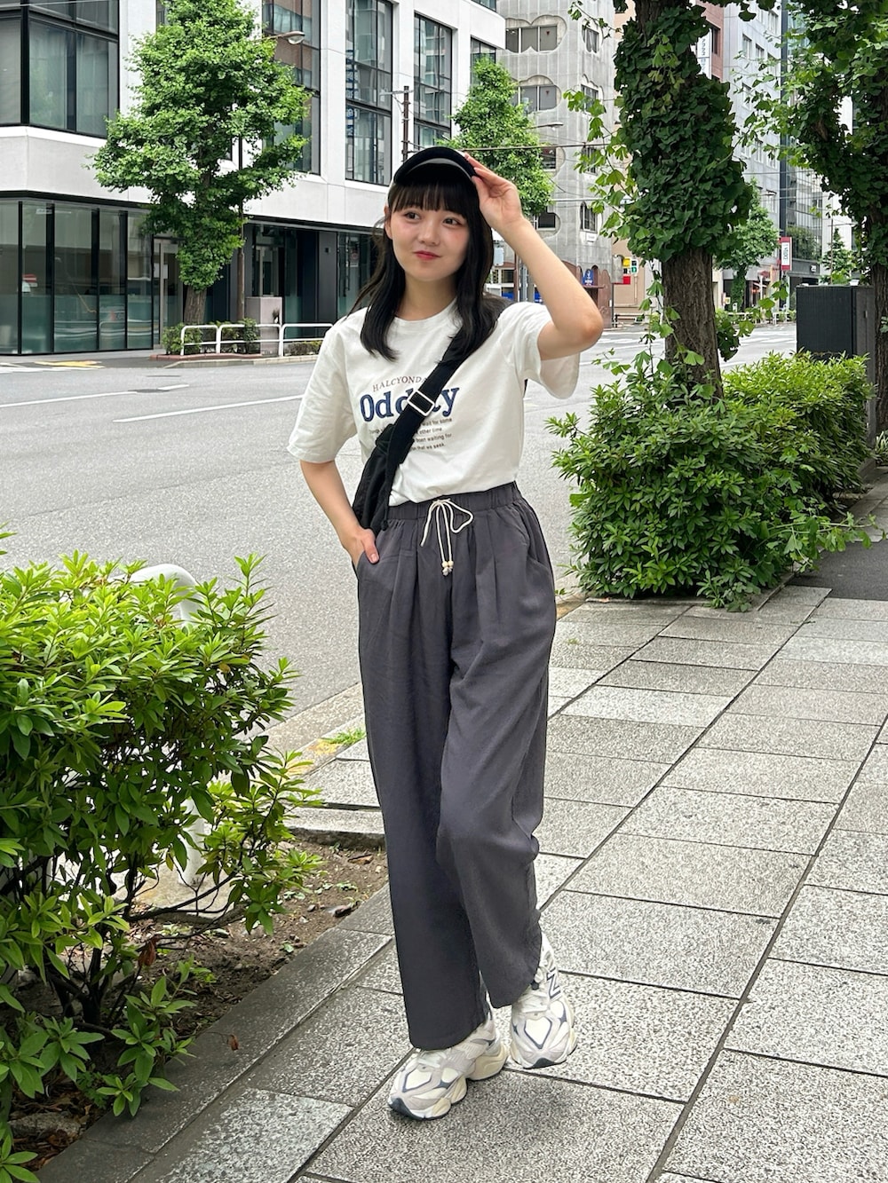 ブルー系のその他パンツ、ベージュ系のスニーカー、ホワイト系のTシャツ/カットソーを着用したレディースの夏コーディネートの3枚目の写真
