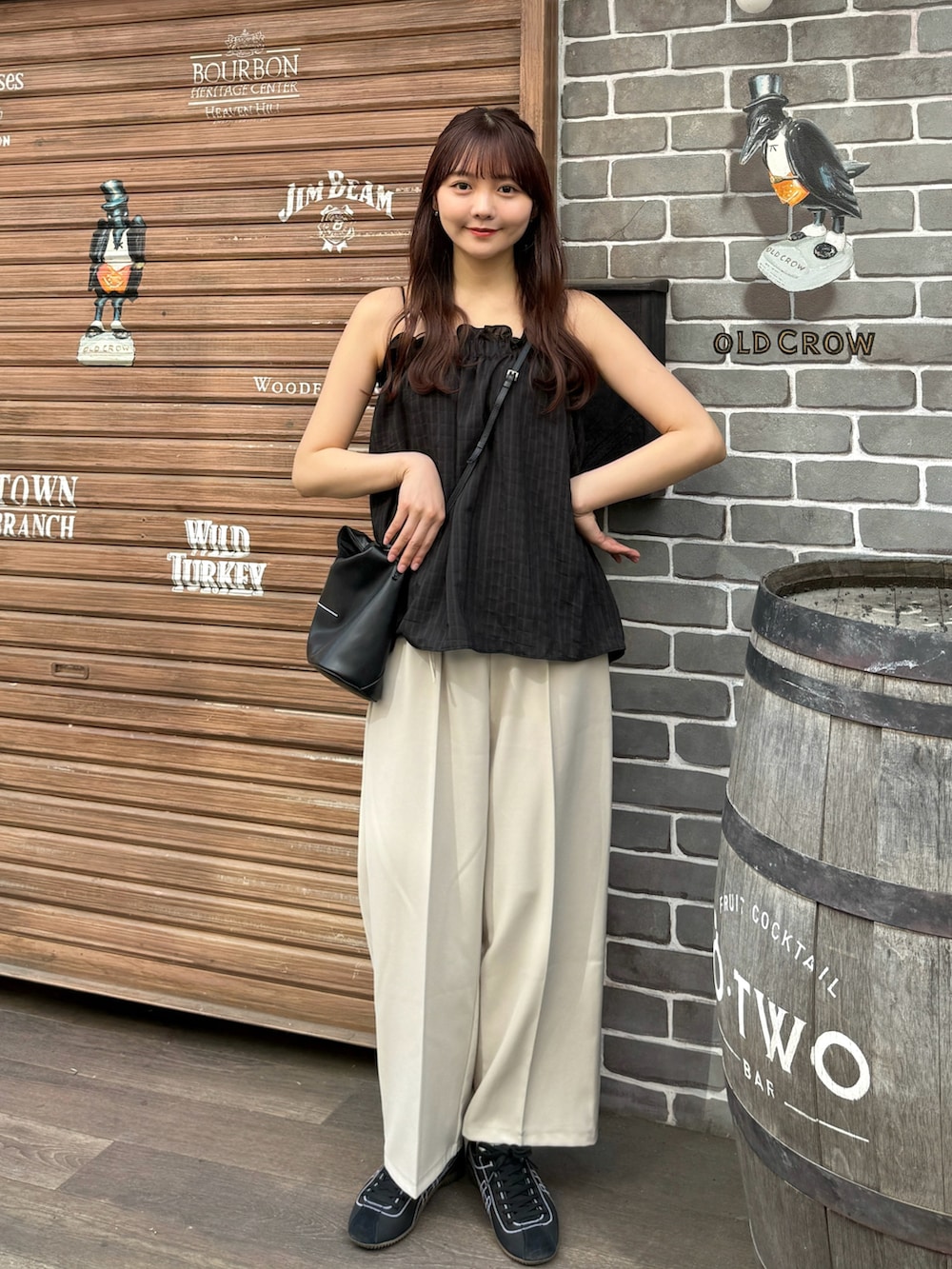 ブラック系のキャミソール、ベージュ系のその他パンツ、ブラック系のスニーカーを着用したレディースの夏コーディネートの3枚目の写真