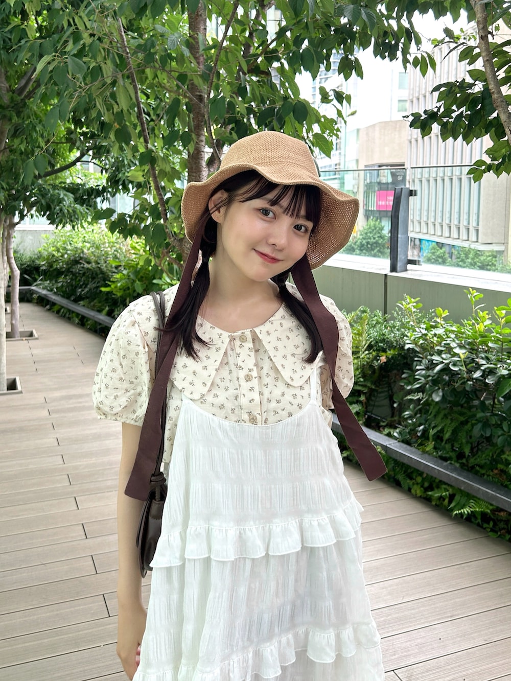 ホワイト系のワンピース、ベージュ系のシャツ/ブラウス、ホワイト系のサンダルを着用したレディースの夏コーディネートの4枚目の写真