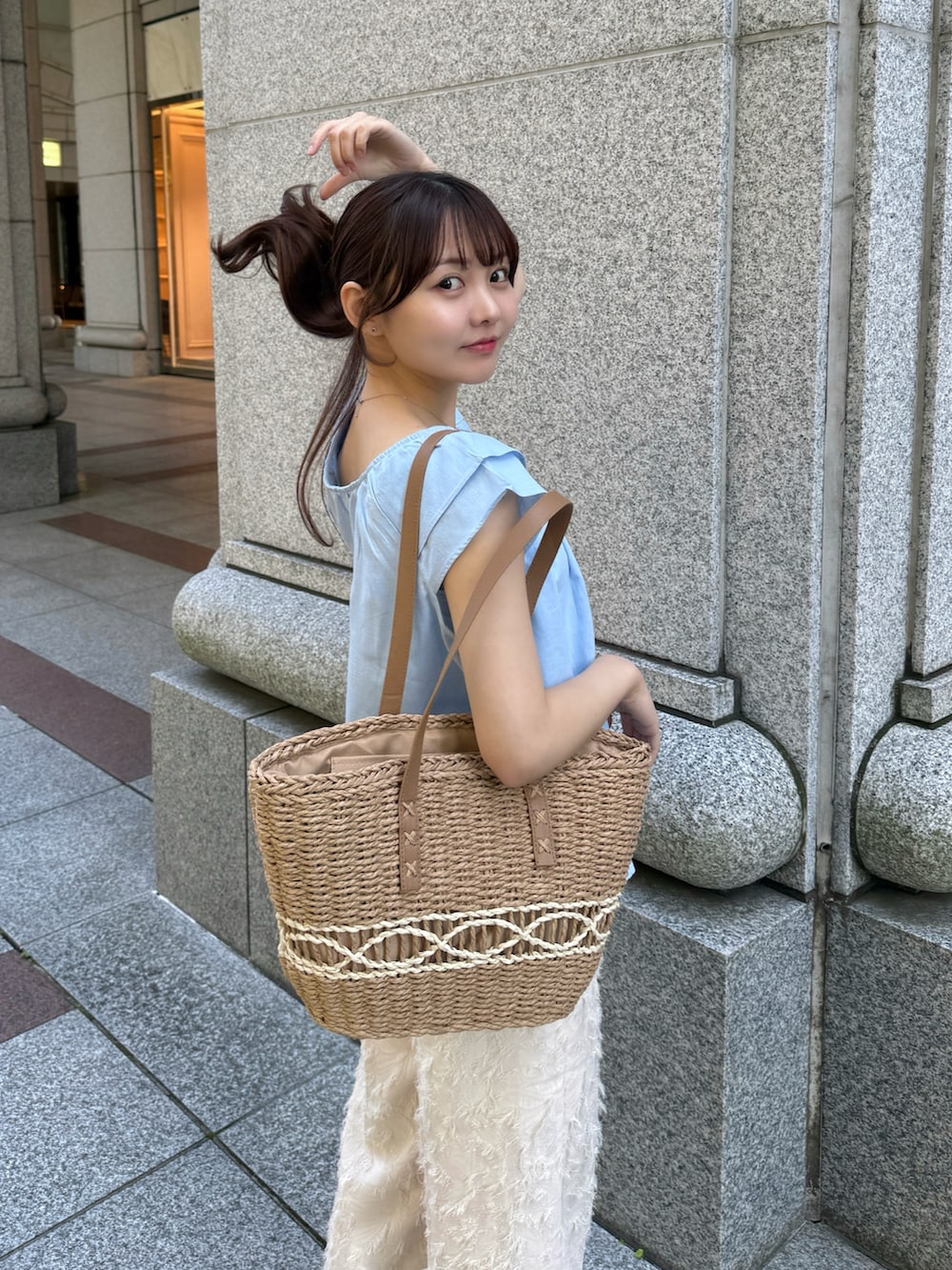 「ワイドパンツ、サンダル、韓国ファッション、ブルー、きれいめカジュアル、プチプラ、ブラウス、夏コーデ、シンプルコーデ、お出かけコーデ、オトナカジュアル、大人かわいい、デートコーデ、かごバッグ、休日スタイル」｜「YOURMLEのアイテム（パンツ、ホワイト系）」を使った、みさねさん（骨格ストレート・レディース・158cm）の春コーディネートの4枚目の写真