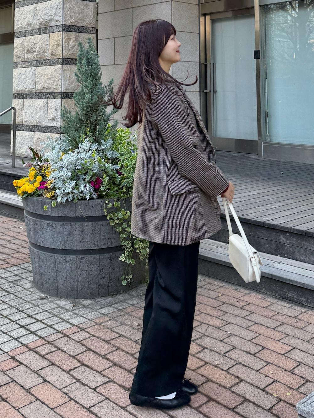 「リボン、大人カジュアル、パンツスタイル、きれいめカジュアル、スラックス、カーディガン、プチプラ、韓国ファッション、デートコーデ、お出かけコーデ、大人かわいい、休日スタイル、シンプルコーデ、ブラック、春コーデ」｜「Doula Doulaのクルーネックニットカーディガン（カーディガン/ボレロ、レッド系）」を使った、みさねさん（骨格ストレート・レディース・158cm）の春コーディネートの3枚目の写真