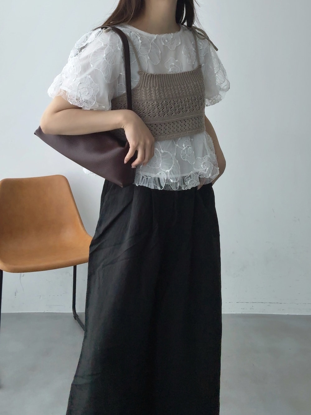 ブラウン系のその他トップス、ホワイト系のシャツ/ブラウス、ブラック系のその他パンツを着用したレディースの夏コーディネートの2枚目の写真