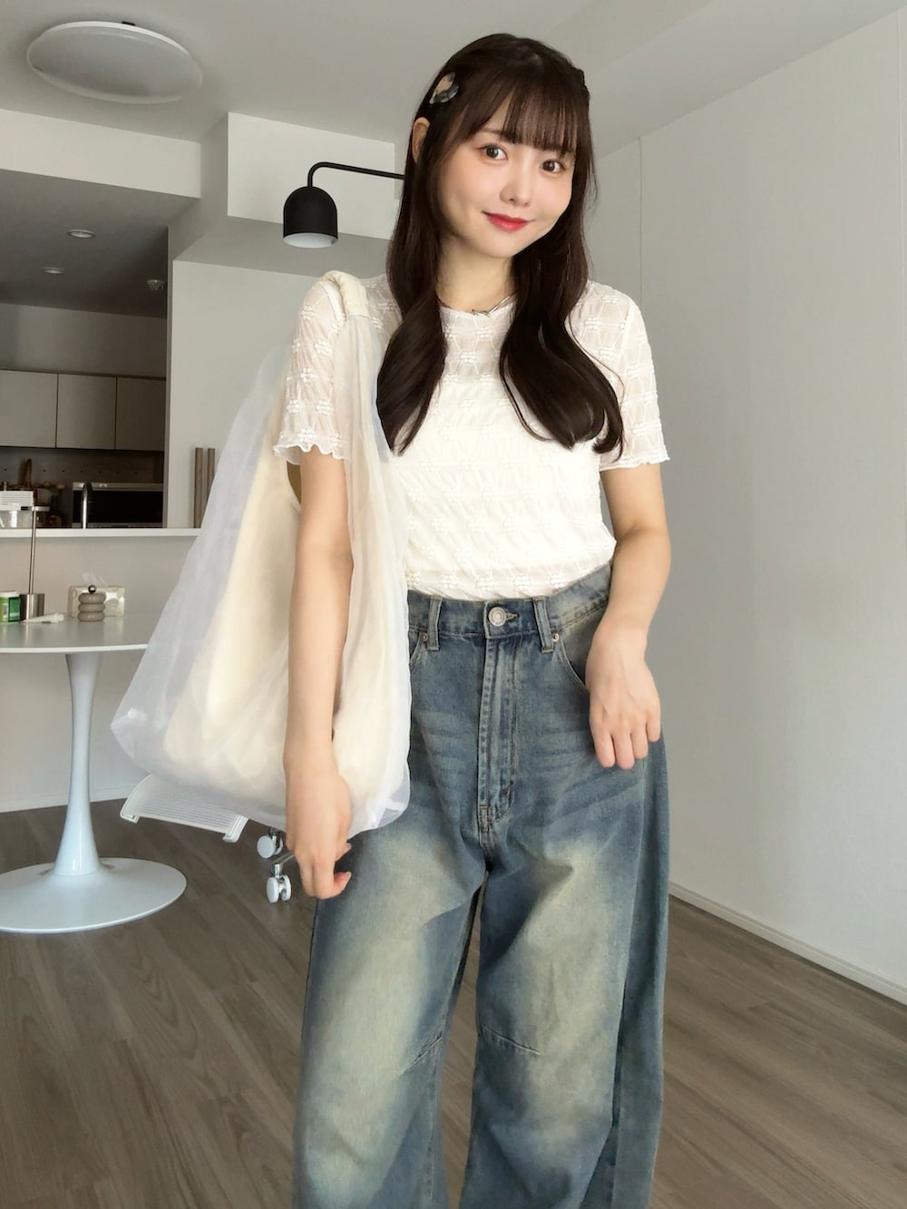 ホワイト系のTシャツ/カットソー、ホワイト系のキャミソール、ホワイト系のトートバッグを着用したレディースの秋コーディネートの2枚目の写真