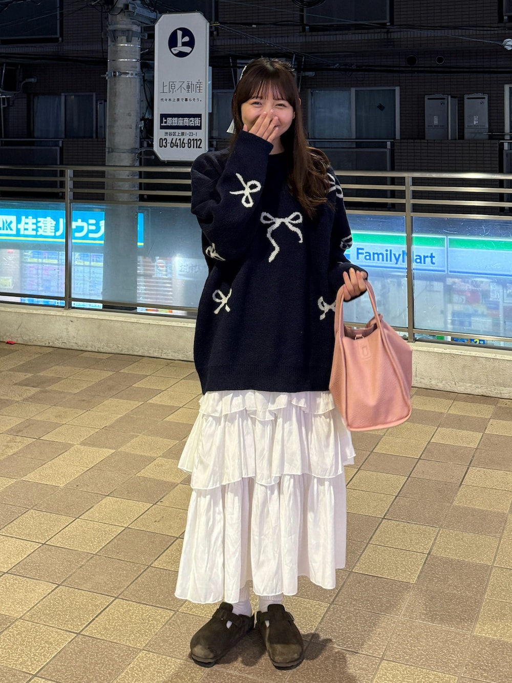 「古着MIX、春コーデ、ニット、ホワイト、ゆるコーデ、お出かけコーデ、カジュアル、シンプルコーデ、きれいめカジュアル、大人カジュアル、大人かわいい、デートコーデ、スカート、ピンク、プチプラ」｜「ap retroのマフラー付きパディングブルゾン　袖取り外し　モンスターコート（ダウンジャケット/コート、ホワイト系）」を使った、みさねさん（骨格ストレート・レディース・158cm）の春コーディネートの4枚目の写真