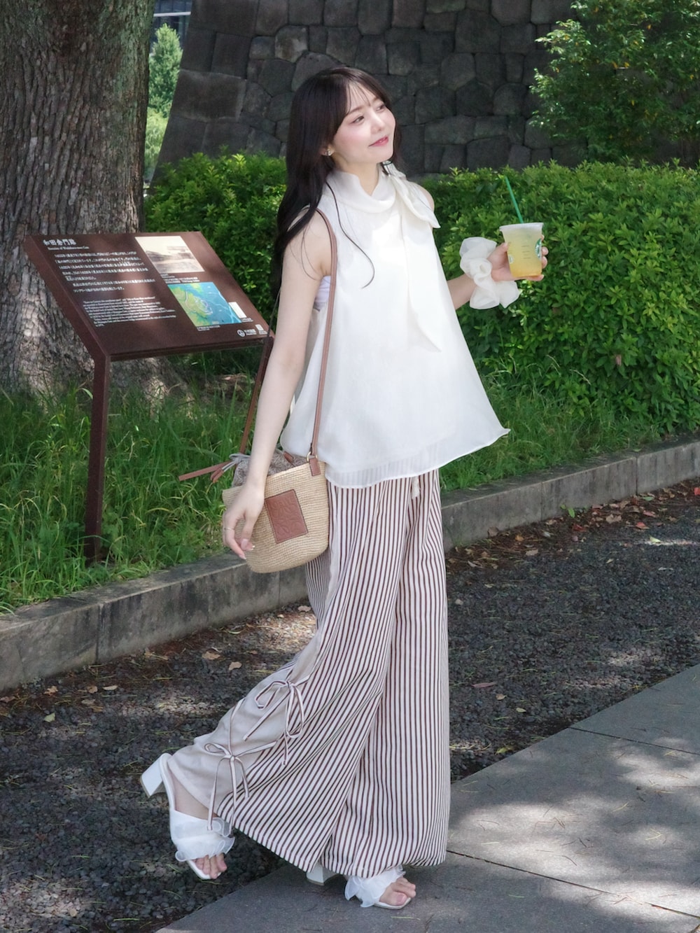 ホワイト系のその他パンツ、ホワイト系のサンダル、ホワイト系のシャツ/ブラウスを着用したレディースの夏コーディネートの4枚目の写真